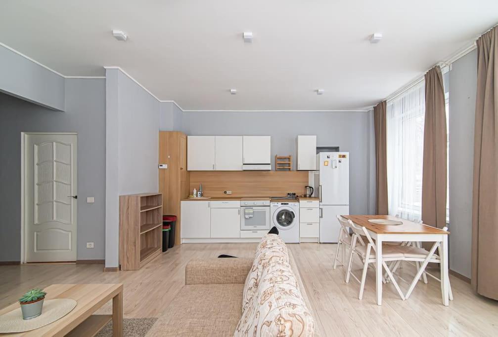 Spacious With Great Location/urban Rent
