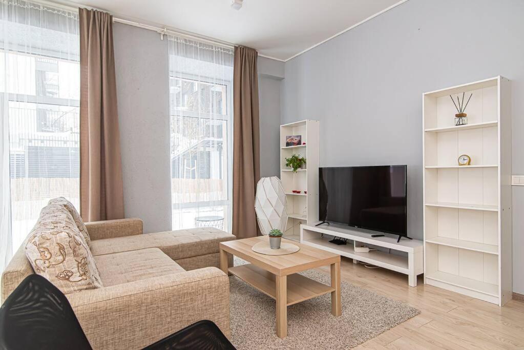 Spacious With Great Location/urban Rent Apartment